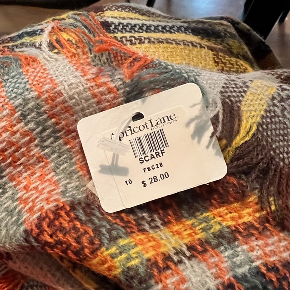 Apple Lane NWT scarf. No materials tag but loose soft weave. 46” wide, 52” long - Picture 2 of 8